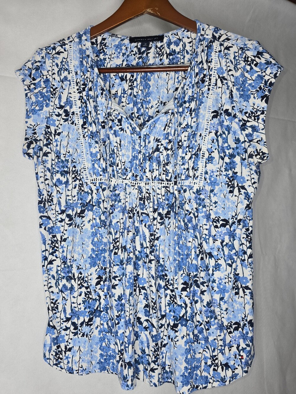 Tommy Hilfiger Floral Blouse Blue Pleated Tie Split Neck Cap Sleeve Cottage M
